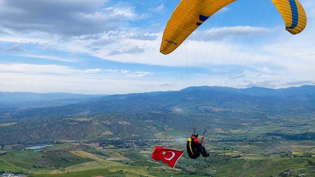 A Milli Takım'a Çorum'dan Dünya Kupası Desteği: Türk Bayraklı Paraşüt Gösterisi