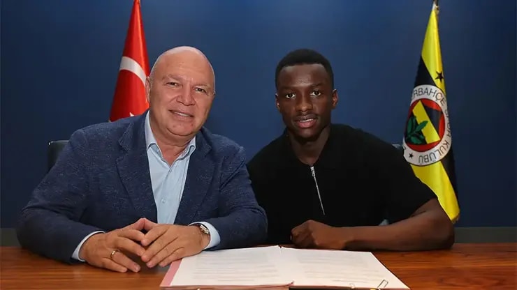 Fenerbahçe genç yıldız Amara Diouf'u 5 yıllığına bağladı