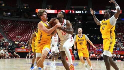Yaz Ligi'nde Lakers'tan Bulls'a Fark! 24. sıra seçimi Carl 14 sayıyla, 4. sıra seçimi Wilson 21 sayı, 8 ribaund, 8 asist ve 8 top kaybıyla yıldızlaştı.