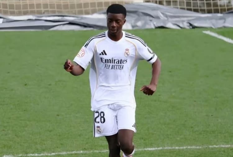 Real Madrid'in 16 yaşındaki yıldız adayı Sherif, ilk takım idmanında Mourinho'nun gözüne girdi.