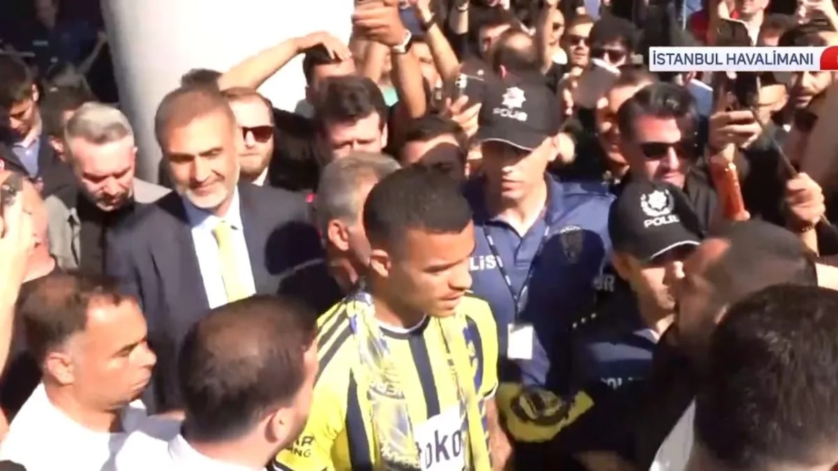 Fenerbahçe'nin Yeni Yıldızı Mason Greenwood İstanbul'da: Tarihi Bonservisle Geldi