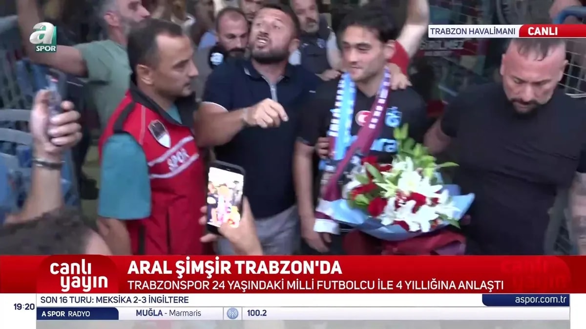 Trabzonspor'un Yeni Transferi Aral Şimşir Trabzon'da: Taraftarlara Üçlü Coşkusu