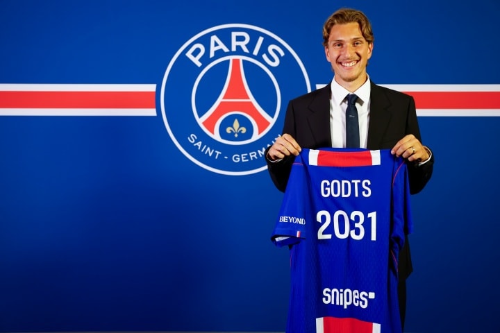 PSG'den Üçüncü Forvet Bombası: 21'lik Hotz İçin 55 Milyon Euro!