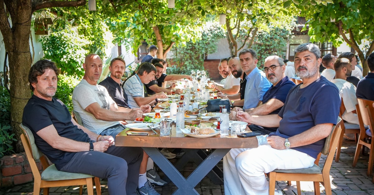 Trabzonspor'da Yeni Sezon Öncesi Kaptan Savic'ten Takım Kahvaltısı