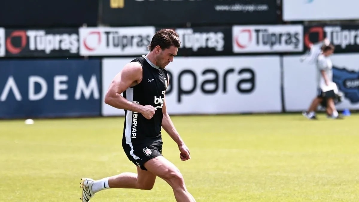 Beşiktaş'ın Yeni Golcüsü Dusan Vlahovic İlk Antrenmanına Çıktı, Tarihe Geçti