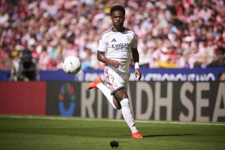 Mourinho'nun Vinicius'a sabrı kalmadı! İspanyol basını: 8 maçta 1 golle hayal kırıklığı yaratan Brezilyalı, yüksek maaşlı kontrat sonrası kayboldu.