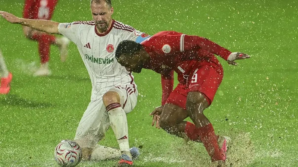 Ümraniyespor Boluspor maçını yağmur durdurdu